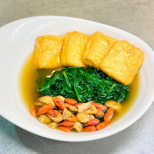 Poached Baby Spinach With Beancurd  And Whole Garlic In Superior Broth