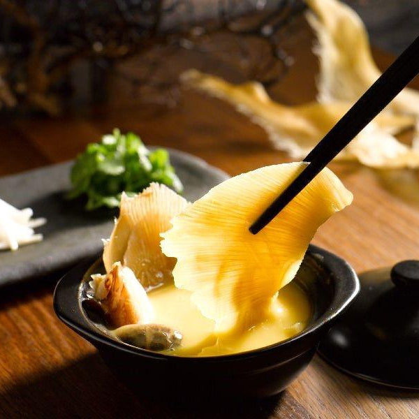 Signature Shark’s Fin Soup With Crabmeat And Mushroom Served With Beansprouts, Coriander Leaf